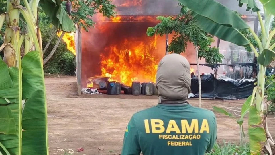 Ibama e PRF destroem estrutura de apoio ao garimpo na Terra Yanomami em RR