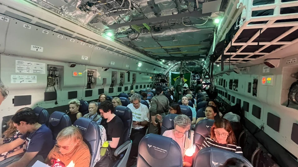 Terceiro voo decola de Israel com 69 brasileiros resgatados