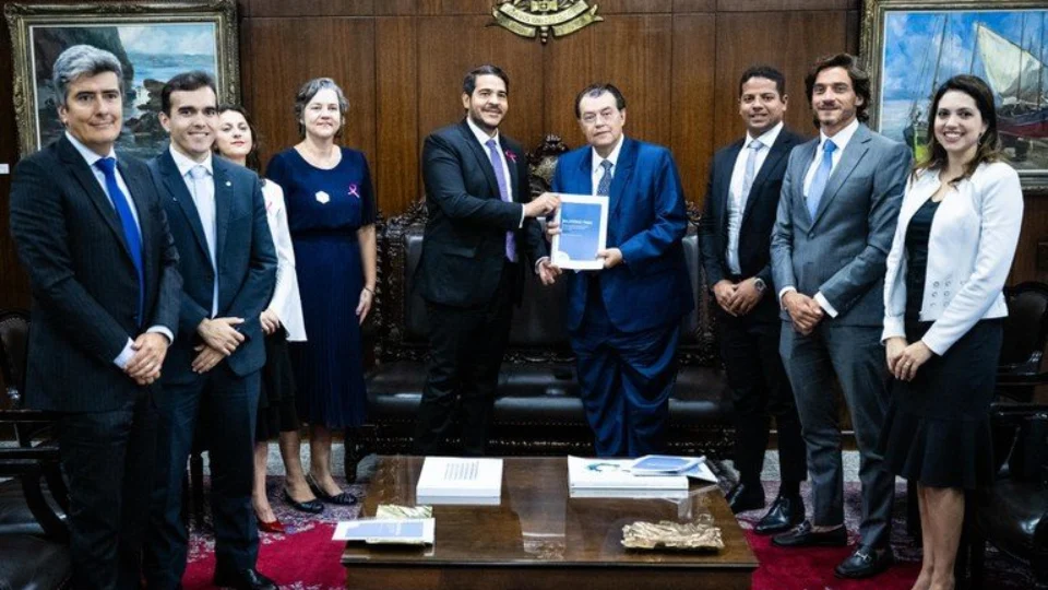 AGU entrega a Eduardo Braga sugestões para o aprimoramento da Reforma Tributária