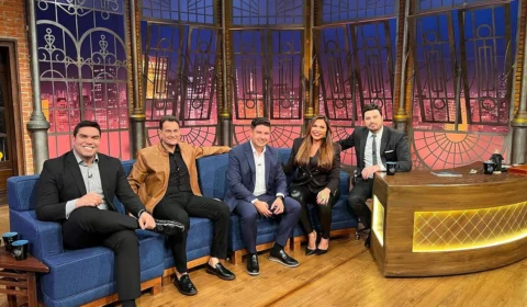 Apresentador Clayton Pascarelli é entrevistado por Danilo Gentili no The Noite