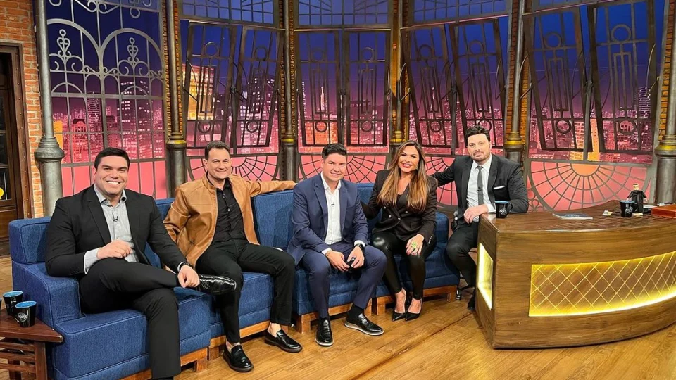 Apresentador Clayton Pascarelli é entrevistado por Danilo Gentili no The Noite