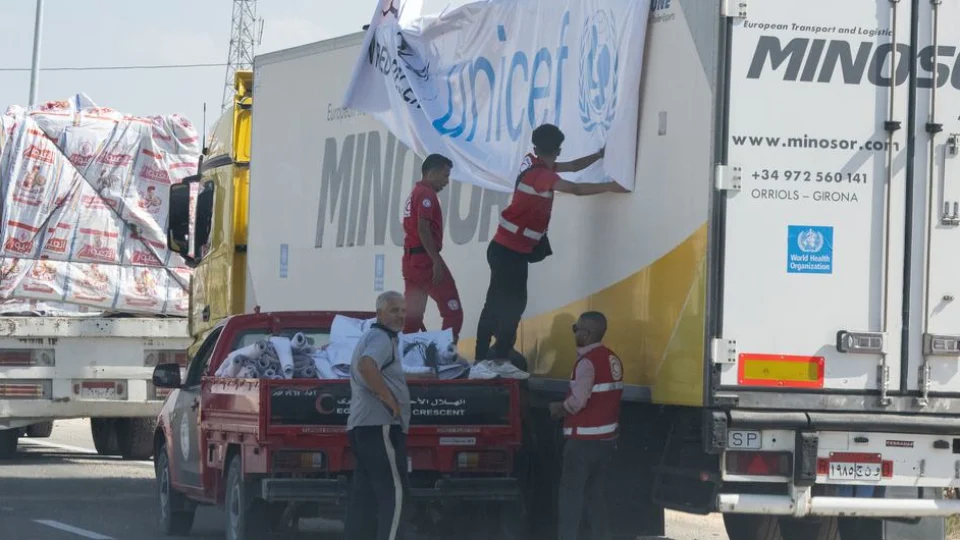 Caminhões com ajuda humanitária entram na Faixa de Gaza