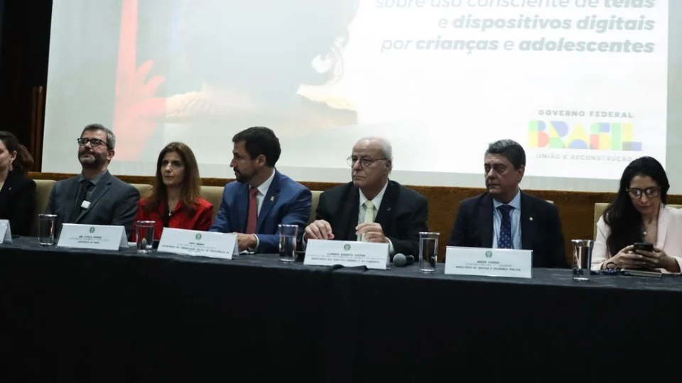 Governo lança consulta pública sobre uso de dispositivos digitais