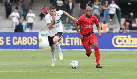 Coritiba vence Athletico-PR por 2 a 0 e segue luta contra rebaixamento