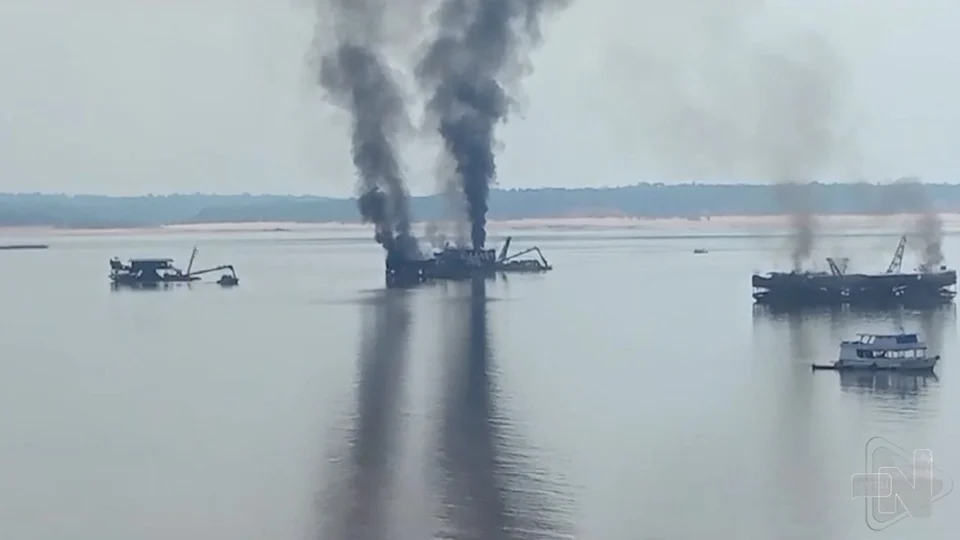 VÍDEO: dez dragas são destruídas pela Polícia Federal no Rio Negro em Manaus