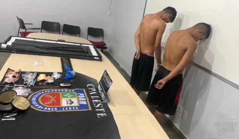 VÍDEO: dupla é presa em laje portando bolsa com entorpecentes em Manaus