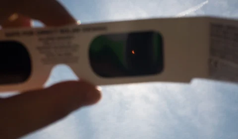 Jovem tem lesão no olho após assistir eclipse sem proteção no Pará