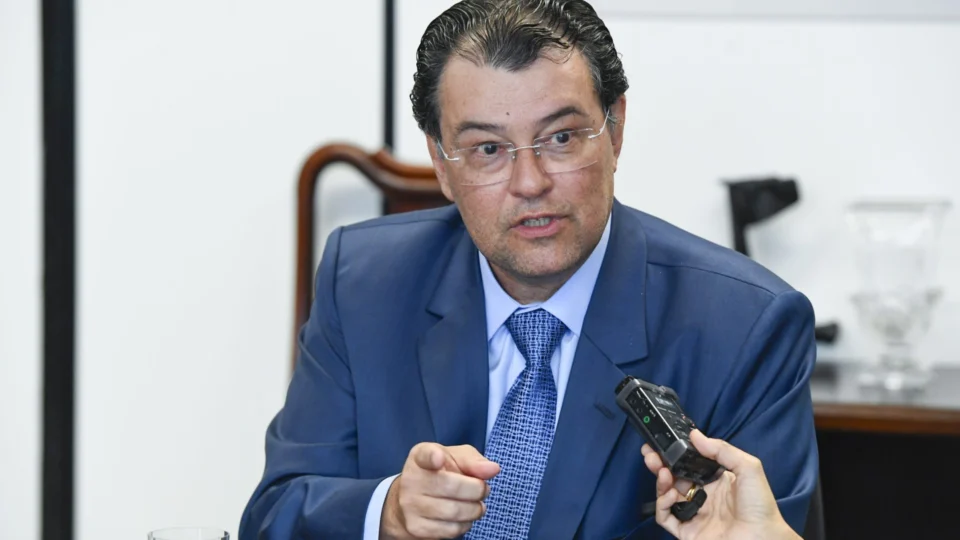 Eduardo Braga convoca coletiva de imprensa para falar sobre a reforma tributária