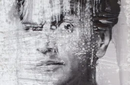 Exposição traz fotografias de Bob Wolfenson recuperadas após inundação