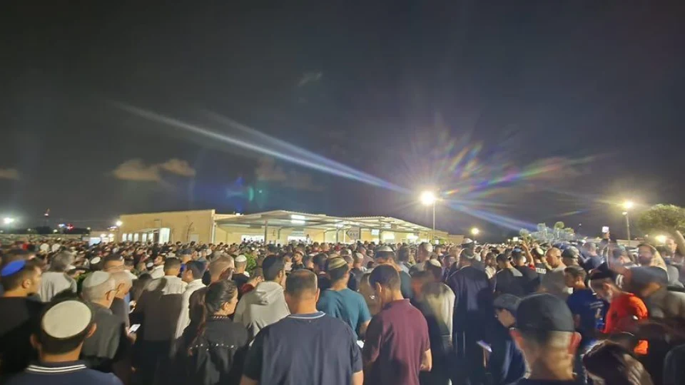 VÍDEO: funeral de brasileira morta em Israel reúne multidão em Petah Tikva
