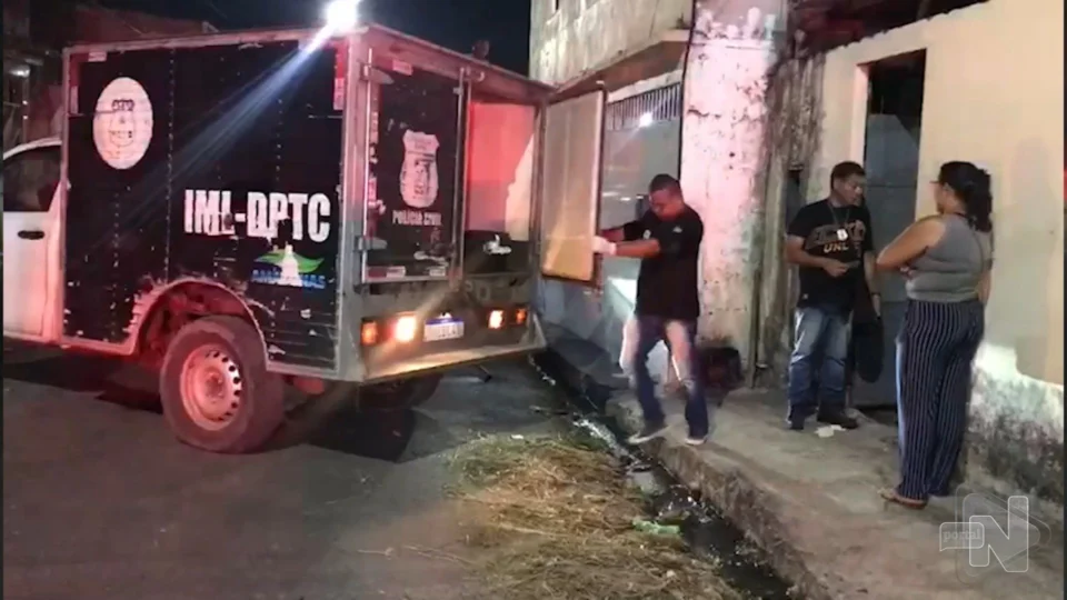 VÍDEO: homem é morto com sete facadas em laboratório de drogas em Manaus