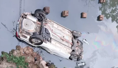 Motorista sai ileso após carro capotar e cair em igarapé em Rio Branco