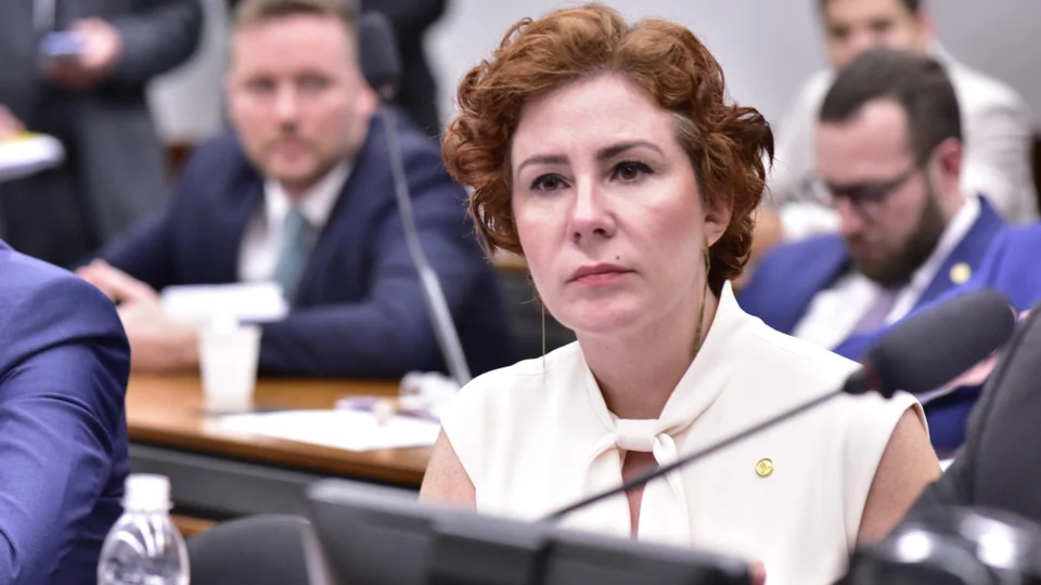 Carla Zambelli comparece à CPMI e expõe xingamentos recebidos nas redes