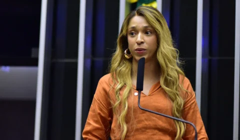 Erika Hilton apresenta projeto para equiparar “cura gay” ao crime de tortura