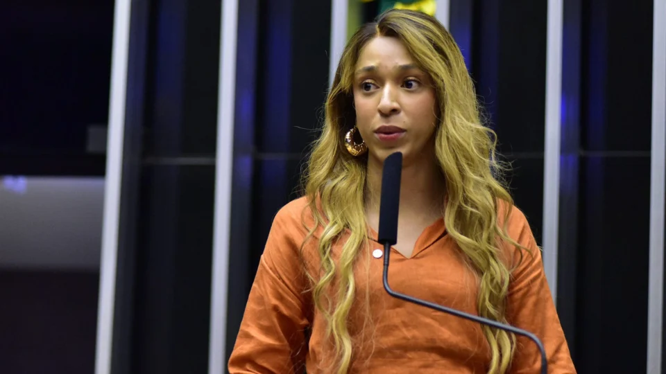 Erika Hilton apresenta projeto para equiparar “cura gay” ao crime de tortura