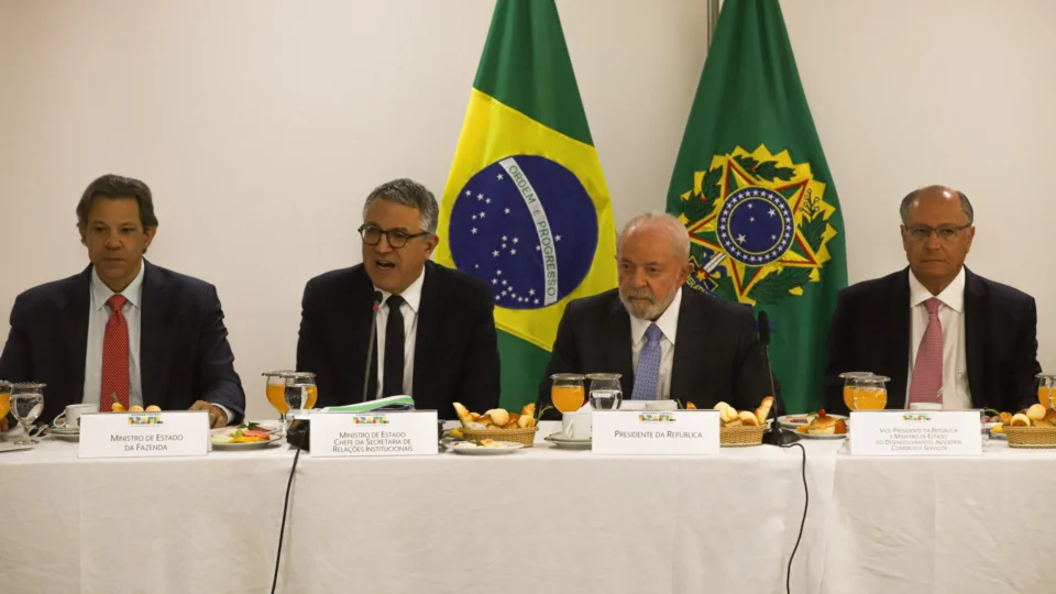 Lula se reúne com ministros e parlamentares para definir pautas prioritárias