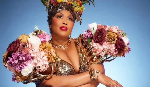 Cantora internacional se fantasia de Carmem Miranda para Halloween