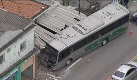 Motorista de ônibus tem mal súbito e invade garagem em São Paulo