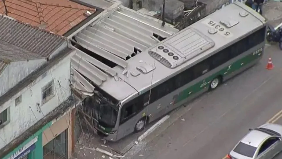 Motorista de ônibus tem mal súbito e invade garagem em São Paulo