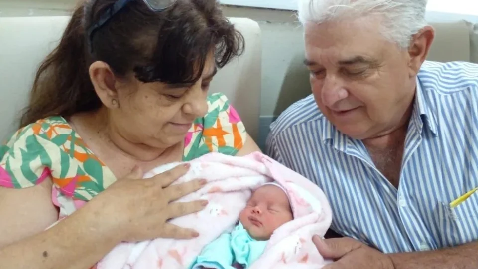 Mulher de 60 anos dá à luz após fertilização in vitro em São Paulo