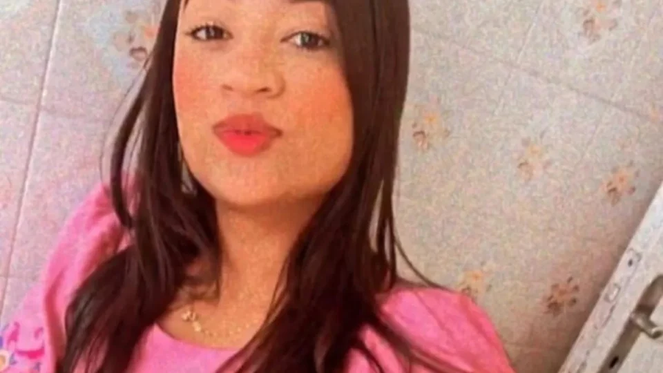 Mulher é morta a facadas pelo ex e filho do casal foge para pedir ajuda em SP