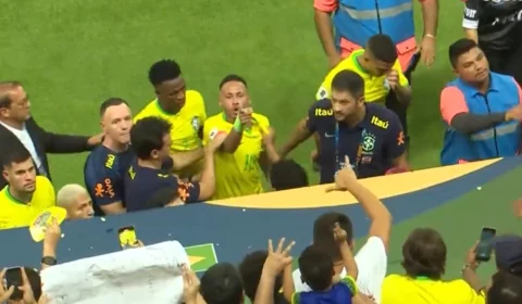 Torcedor joga saco de pipocas na cabeça de Neymar na saída do campo