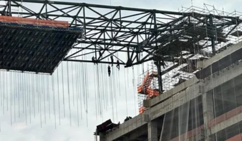 VÍDEO: estrutura desaba e deixa operários pendurados a 140 metros de altura em SP