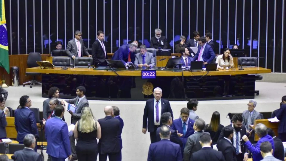 Câmara aprova taxação de super-ricos e offshores; texto segue para o Senado
