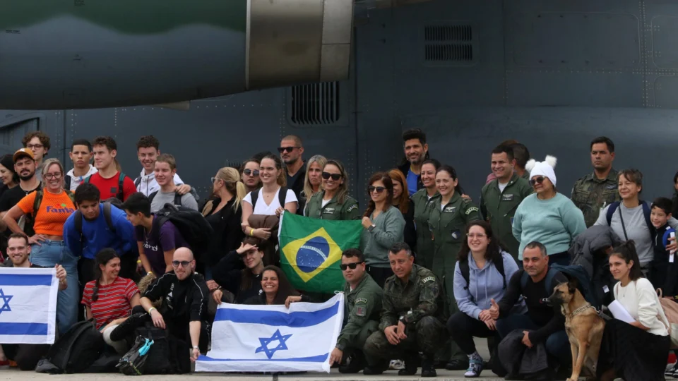 1413 brasileiros já deixaram Israel em voos da FAB na Operação Voltando em Paz
