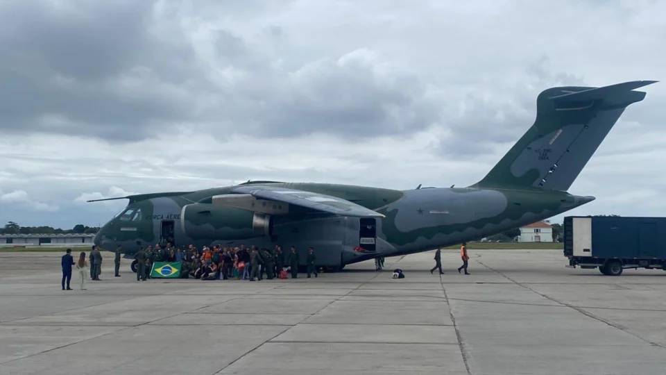 Conflito Israel: avião da FAB chega ao Brasil com mais 69 repatriados e 9 pets