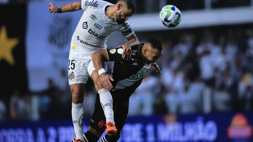 Santos goleia Vasco e deixa zona de rebaixamento do Brasileirão