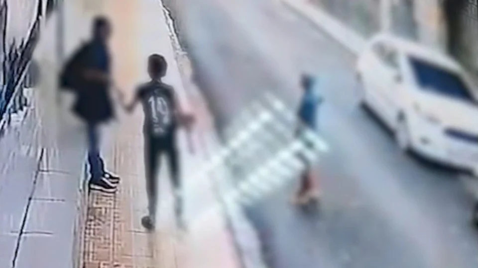 VÍDEO: dois suspeitos assaltam professora em frente de escola em Manaus