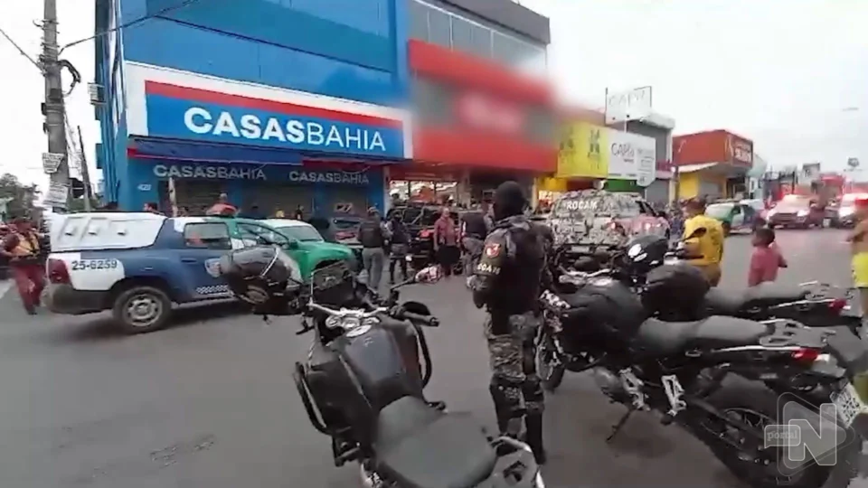 VÍDEO: dois suspeitos fazem clientes reféns durante assalto a loja em Manaus