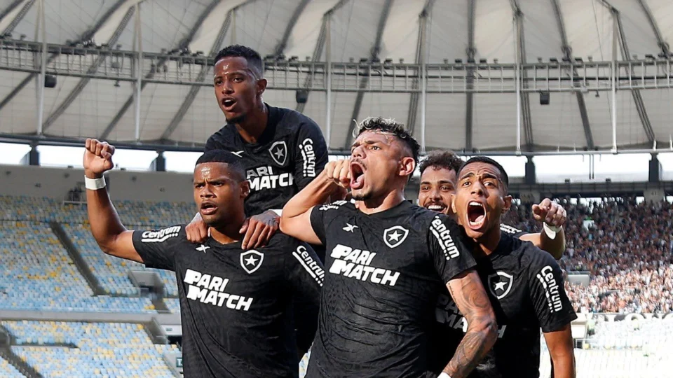 Botafogo vence clássico e aumenta vantagem na liderança do Brasileirão