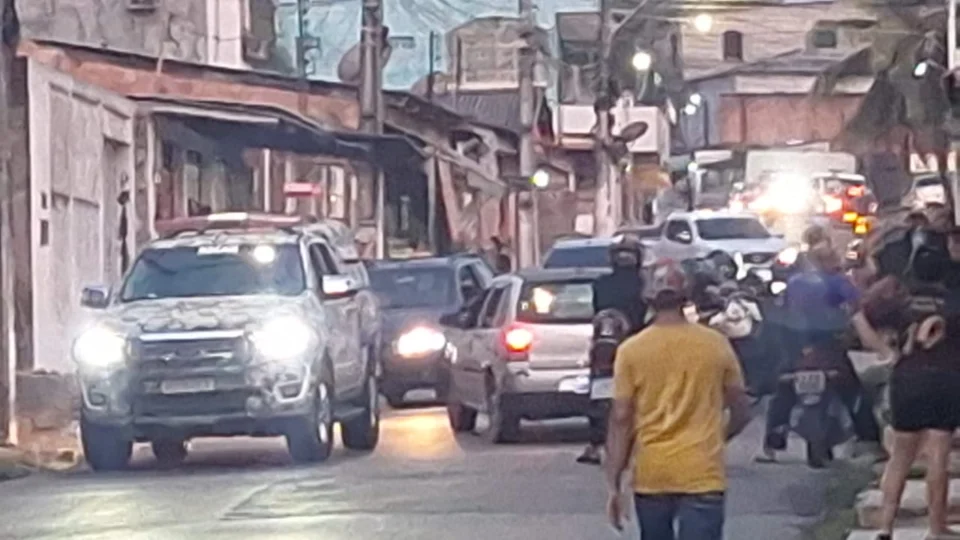 VÍDEO: troca de tiros entre PM e criminosos deixa criança ferida em Manaus