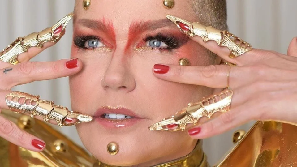 Xuxa aposta em fantasia com transparências para baile de Halloween