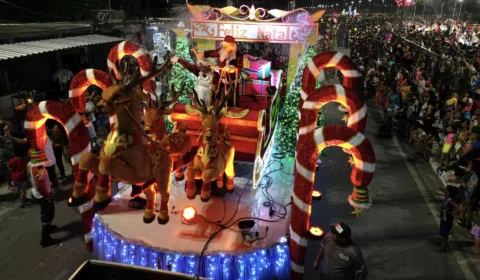 Público prestigia a ‘1ª Parada Natalina’ de Manaus
