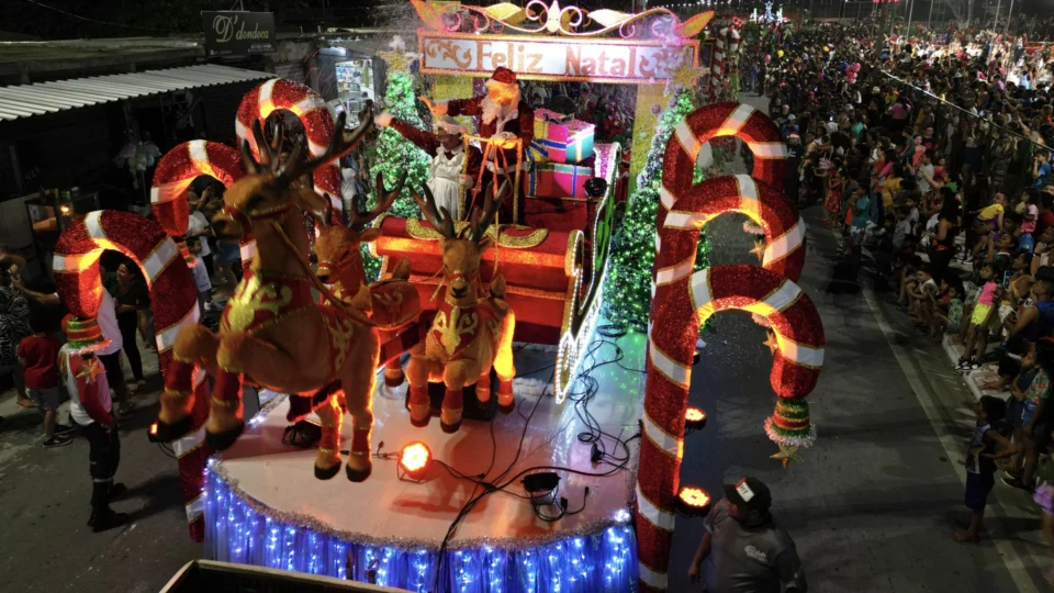Público prestigia a ‘1ª Parada Natalina’ de Manaus