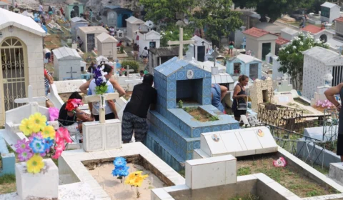 Dia de Finados: dez cemitérios públicos de Manaus recebem visitantes