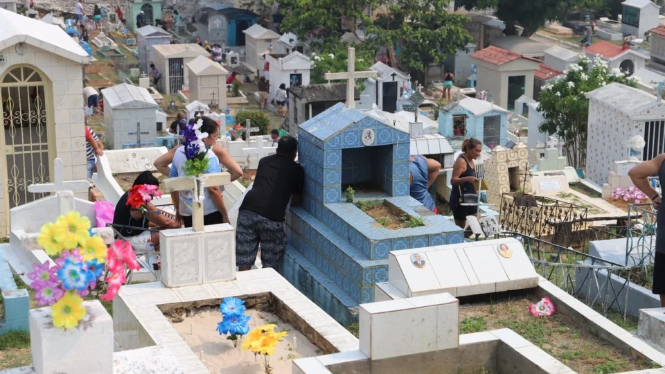 Dia de Finados: dez cemitérios públicos de Manaus recebem visitantes