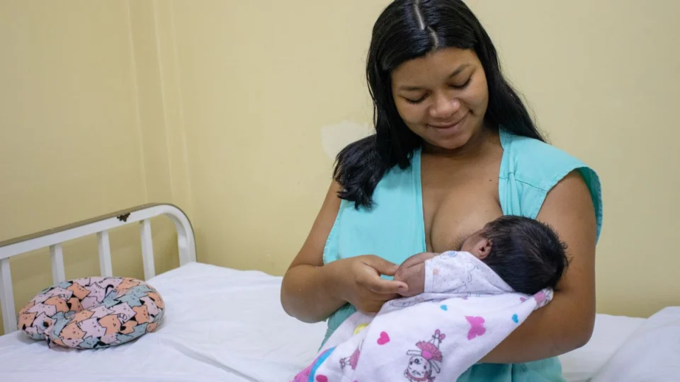 Com estoque crítico de leite humano, maternidade convoca doadores em Manaus