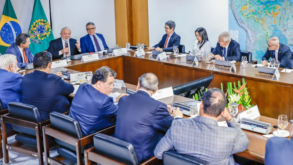 Após reunião com Lula, líderes da base acertam texto da Reforma Tributária