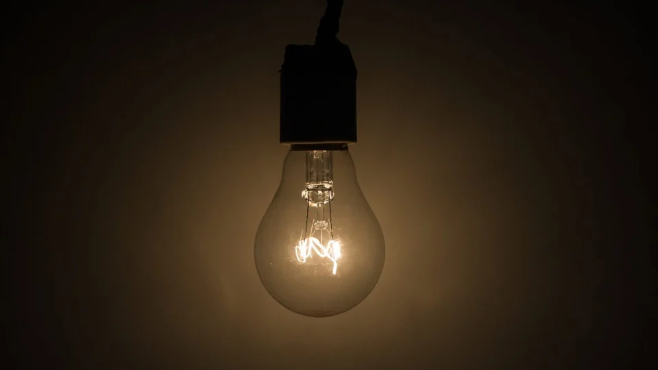 Vários bairros de Manaus ficam sem energia após ventania  