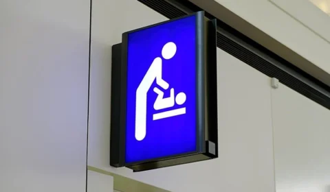 CCJ aprova instalação de banheiro familiar e fraldário em estabelecimentos  