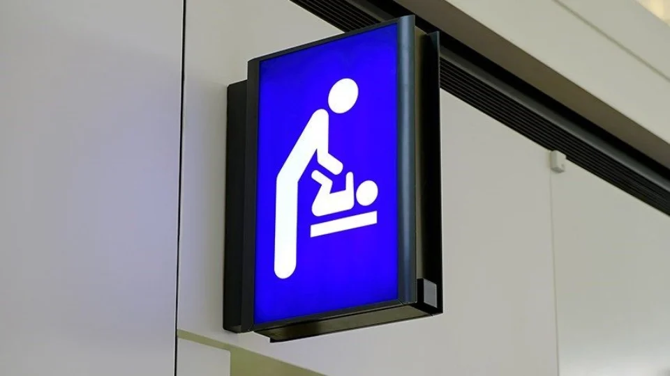 CCJ aprova instalação de banheiro familiar e fraldário em estabelecimentos  