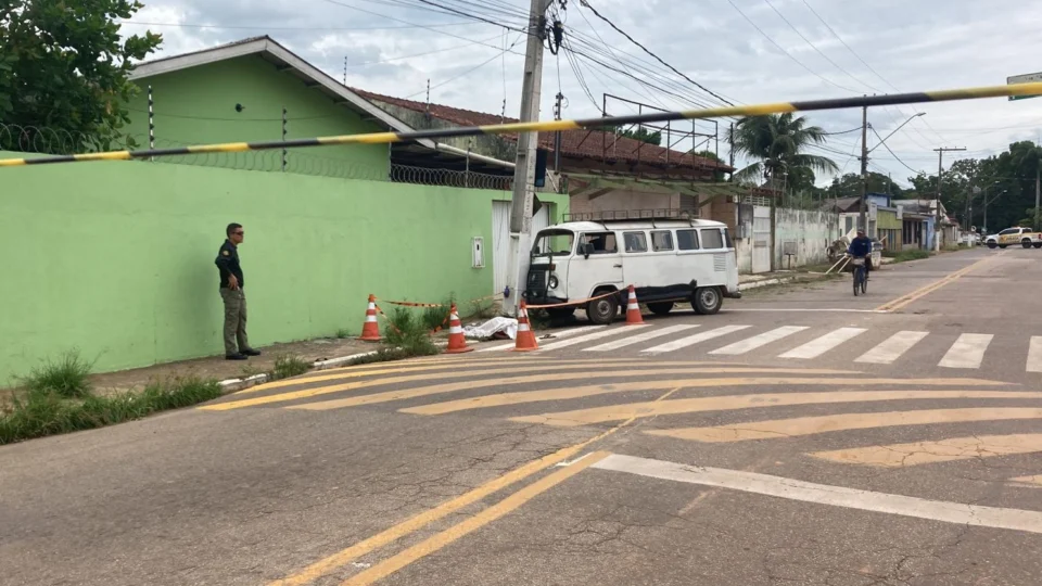Homem de 41 anos morre ao ser atropelado por kombi em Rio Branco 