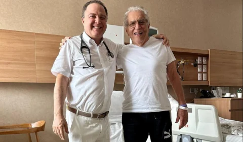 Carlos Alberto de Nóbrega recebe alta médica após 6 dias de internação