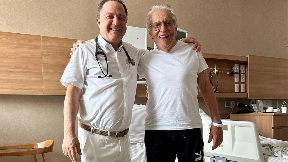 Carlos Alberto de Nóbrega recebe alta médica após 6 dias de internação
