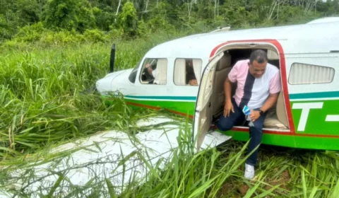 Avião de pequeno porte bate em buraco e sai de pista durante pouso no Acre