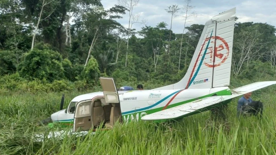 Avião de pequeno porte bate em buraco e sai de pista durante pouso no Acre